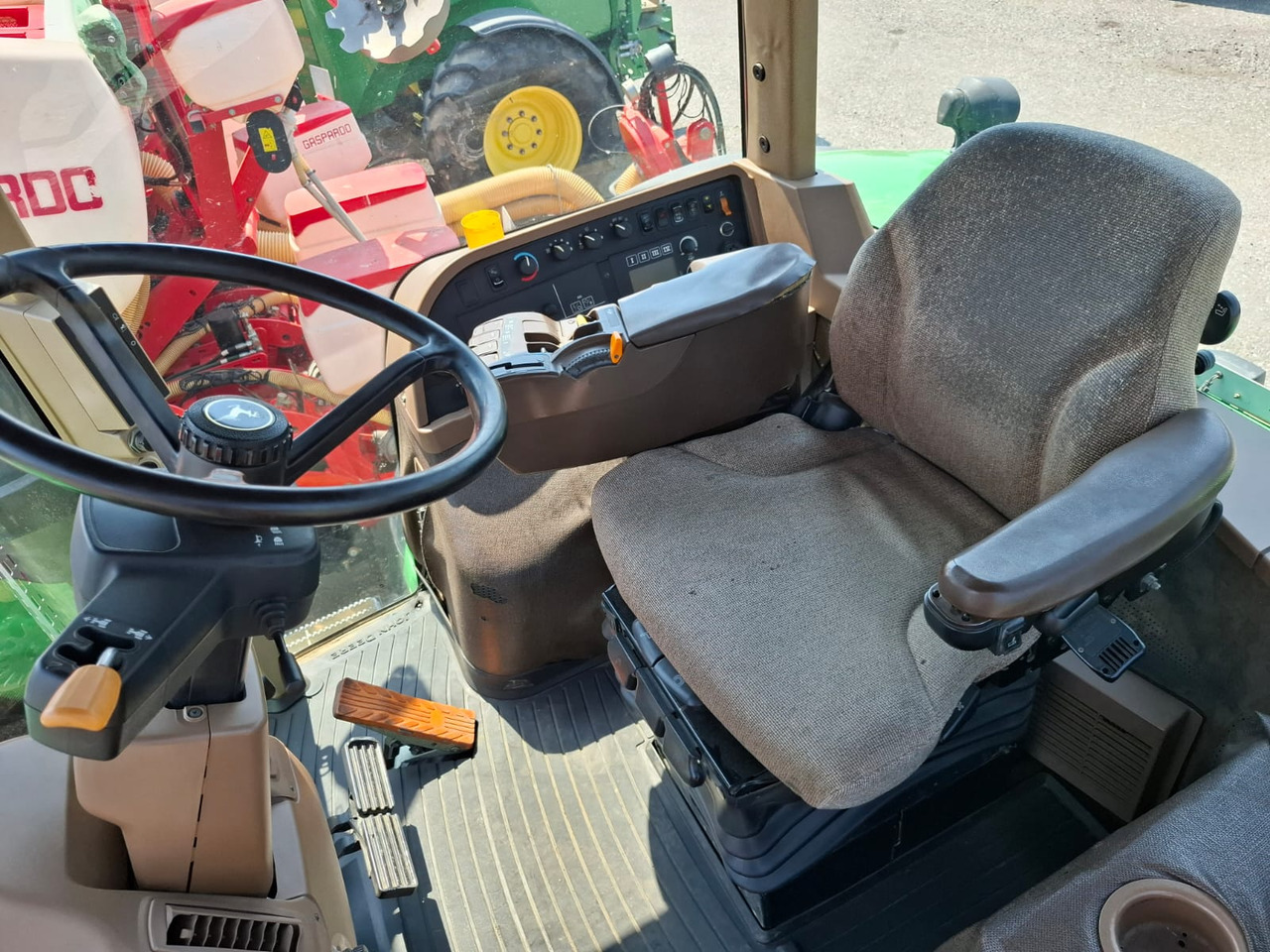 JOHN DEERE 8230 - 拖拉机:图2 JOHN DEERE 8230 - 拖拉机:图2