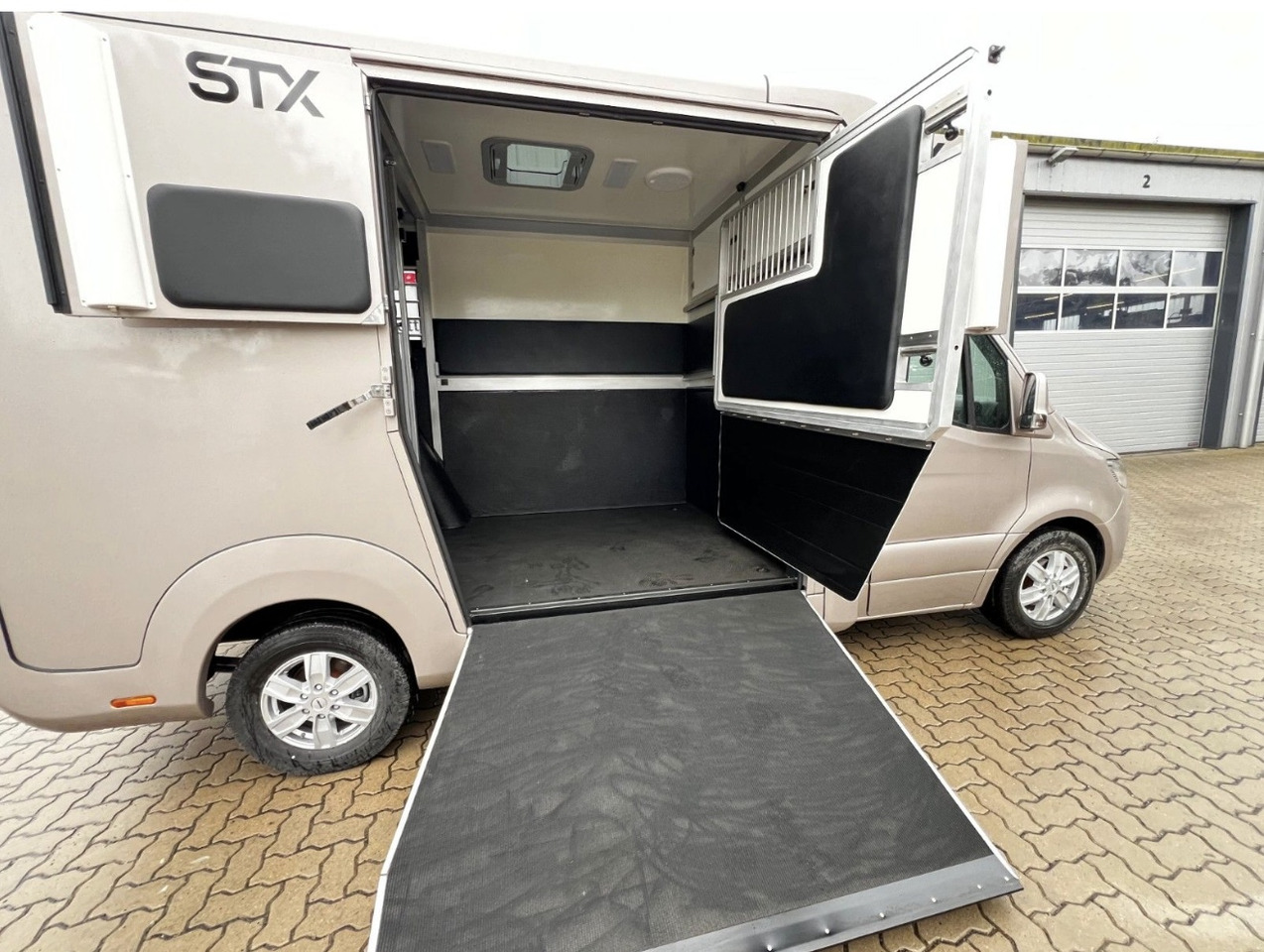 MERCEDES-BENZ Sprinter - 马匹运输车:图5 MERCEDES-BENZ Sprinter - 马匹运输车:图5