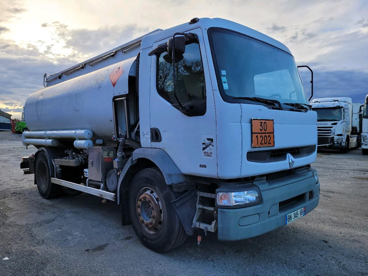 RENAULT PREMIUM 210.19 CITERNE - 罐车:图1 RENAULT PREMIUM 210.19 CITERNE - 罐车:图1