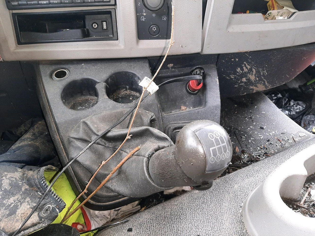 Interior photo 4: 罐车 VOLVO FL 280 CITERNE Interior photo 4: 罐车 VOLVO FL 280 CITERNE