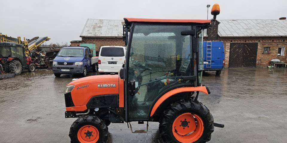 Ciągnik Kubota B2650 4x4 klima 26 KM hydrostat - 拖拉机:图1 Ciągnik Kubota B2650 4x4 klima 26 KM hydrostat - 拖拉机:图1