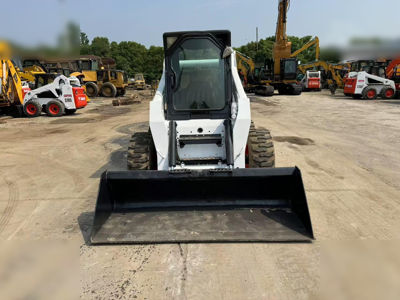 BOBCAT S300 - 滑移装载机:图2 BOBCAT S300 - 滑移装载机:图2
