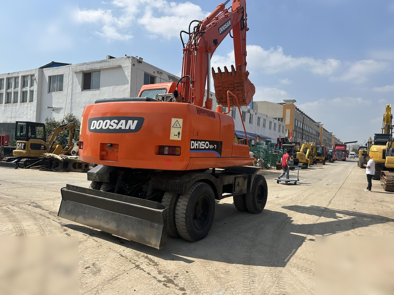 DOOSAN DH150W-7 - 轮式挖掘机:图3 DOOSAN DH150W-7 - 轮式挖掘机:图3