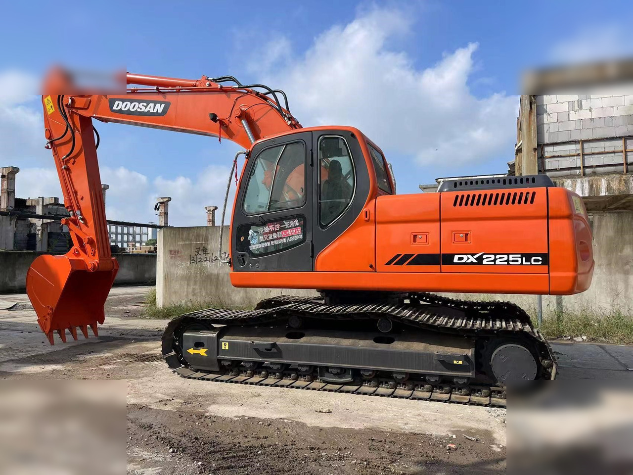 DOOSAN DX225 LCA - 履带式挖掘机:图1 DOOSAN DX225 LCA - 履带式挖掘机:图1