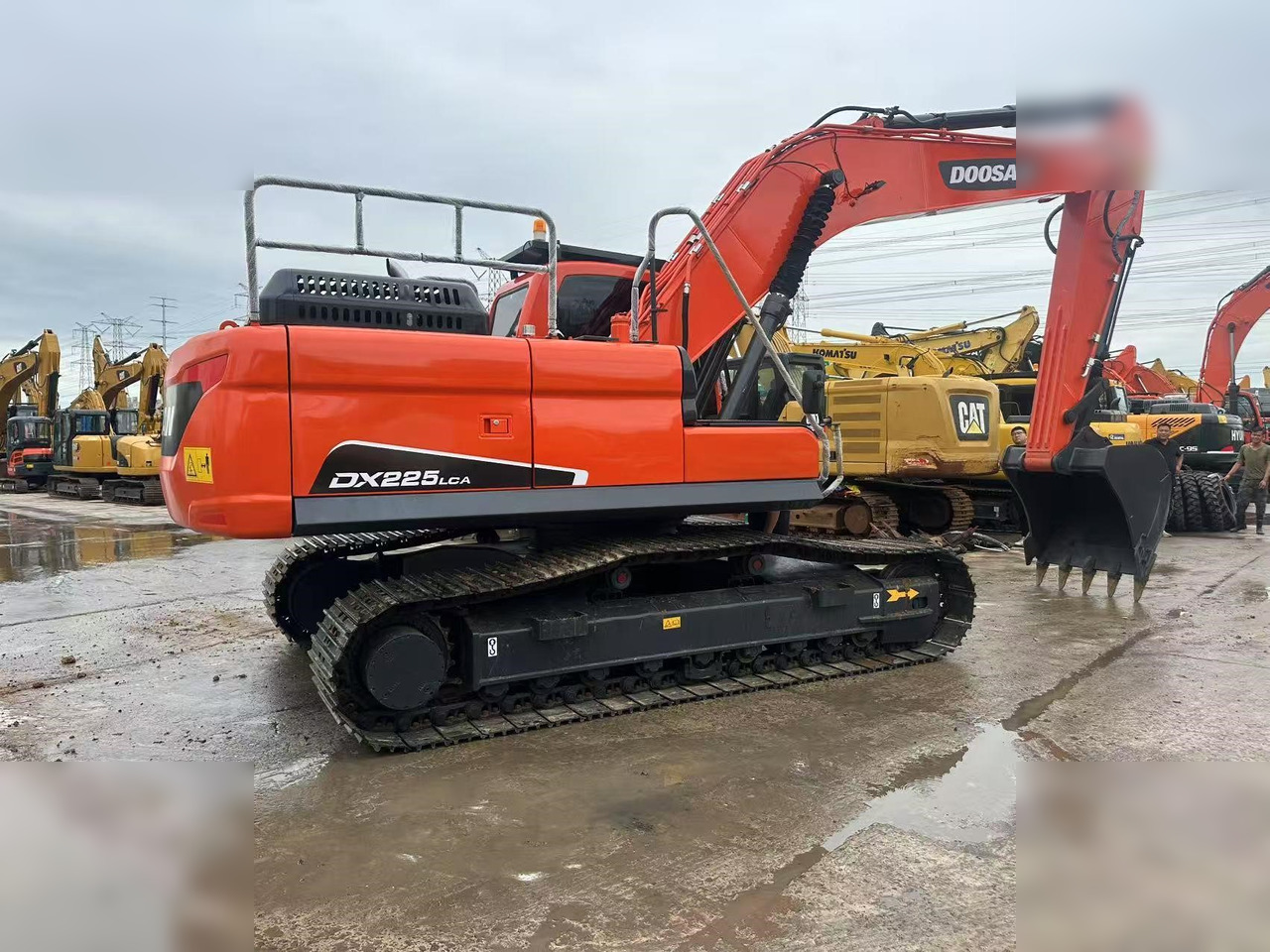 DOOSAN DX225 LCA - 履带式挖掘机:图1 DOOSAN DX225 LCA - 履带式挖掘机:图1