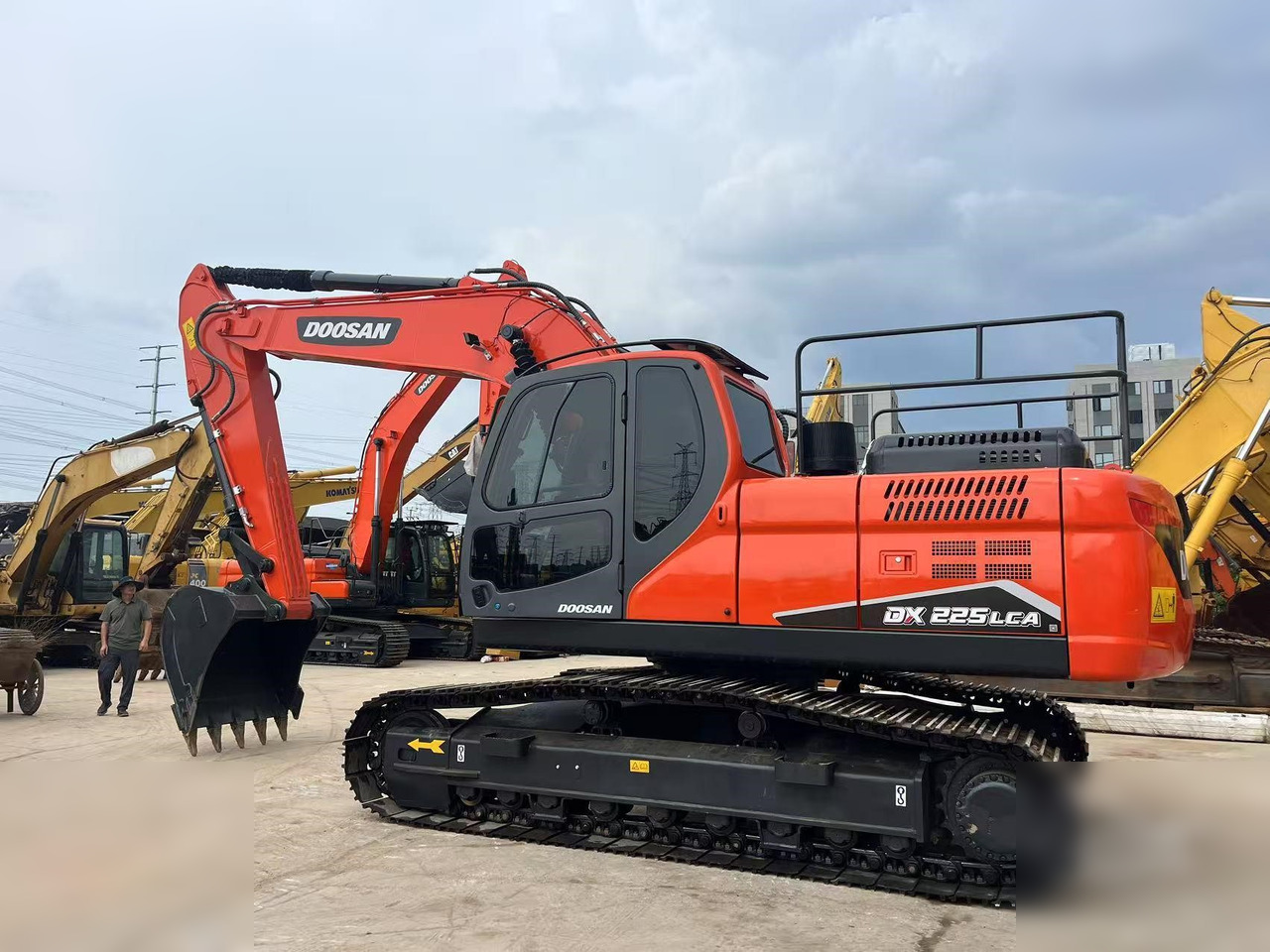 DOOSAN DX225 LC - 履带式挖掘机:图1 DOOSAN DX225 LC - 履带式挖掘机:图1