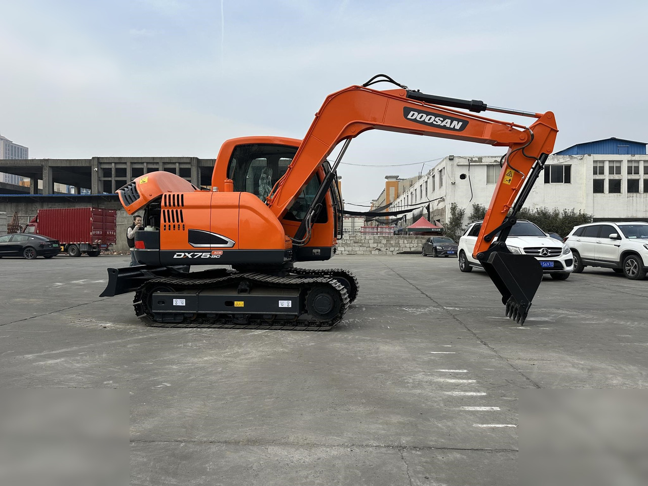 DOOSAN DX75-9CN - 履带式挖掘机:图2 DOOSAN DX75-9CN - 履带式挖掘机:图2