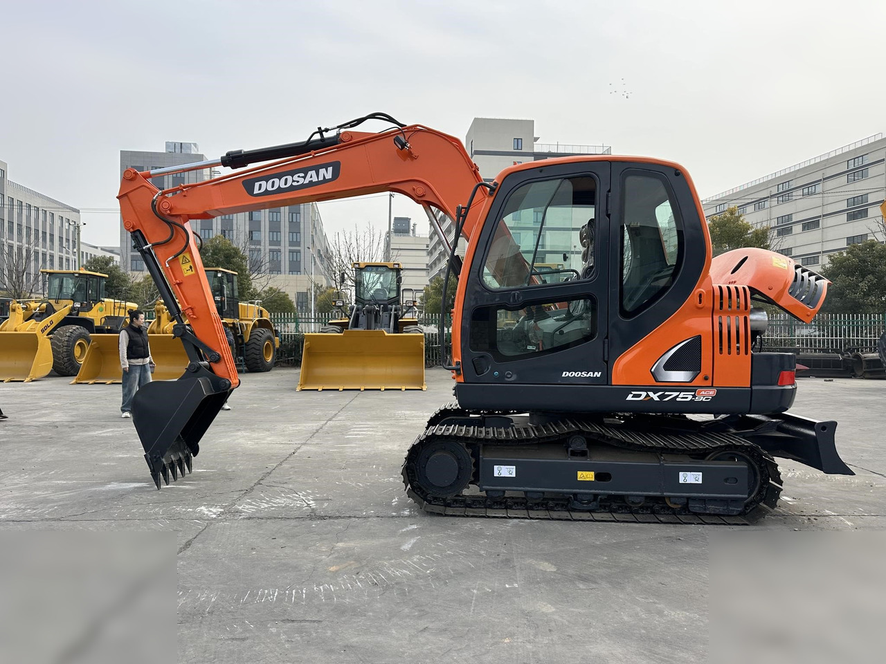 DOOSAN DX75-9CN - 履带式挖掘机:图1 DOOSAN DX75-9CN - 履带式挖掘机:图1