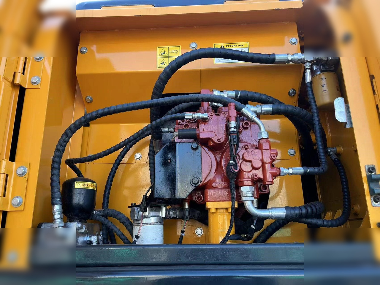 HYUNDAI ROBEX 210W-9 - 轮式挖掘机:图5 HYUNDAI ROBEX 210W-9 - 轮式挖掘机:图5