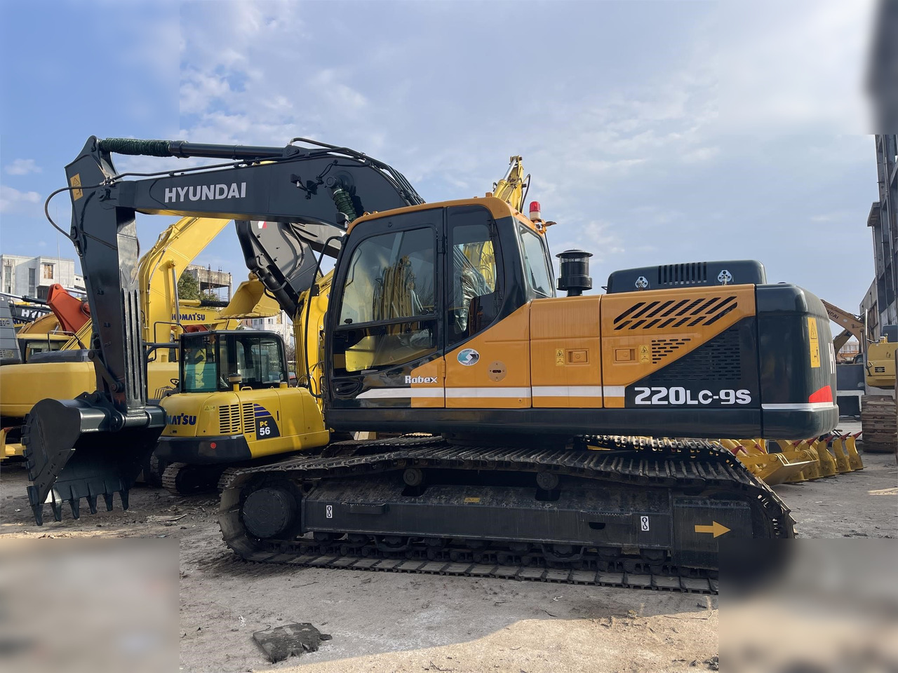 HYUNDAI ROBEX 220 LC-9S - 履带式挖掘机:图1 HYUNDAI ROBEX 220 LC-9S - 履带式挖掘机:图1