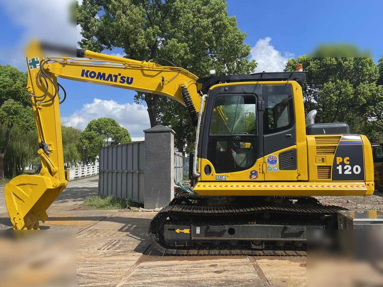 KOMATSU PC120-8 - 履带式挖掘机:图1 KOMATSU PC120-8 - 履带式挖掘机:图1