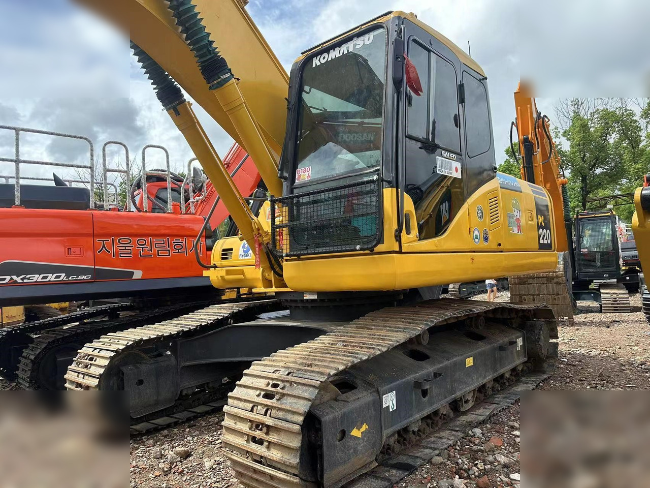 KOMATSU PC220-7 - 履带式挖掘机:图3 KOMATSU PC220-7 - 履带式挖掘机:图3