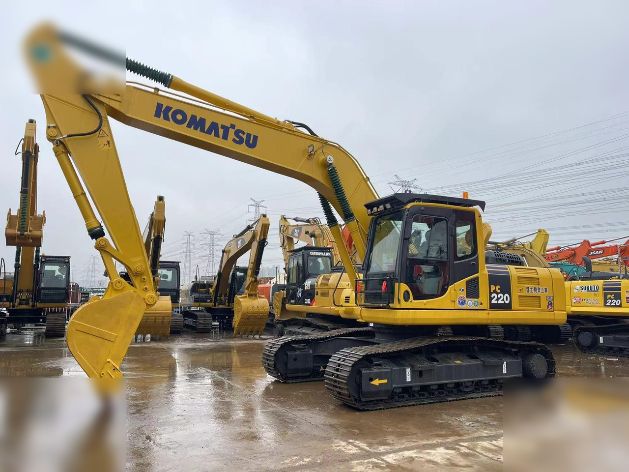 KOMATSU PC220-8 - 履带式挖掘机:图1 KOMATSU PC220-8 - 履带式挖掘机:图1