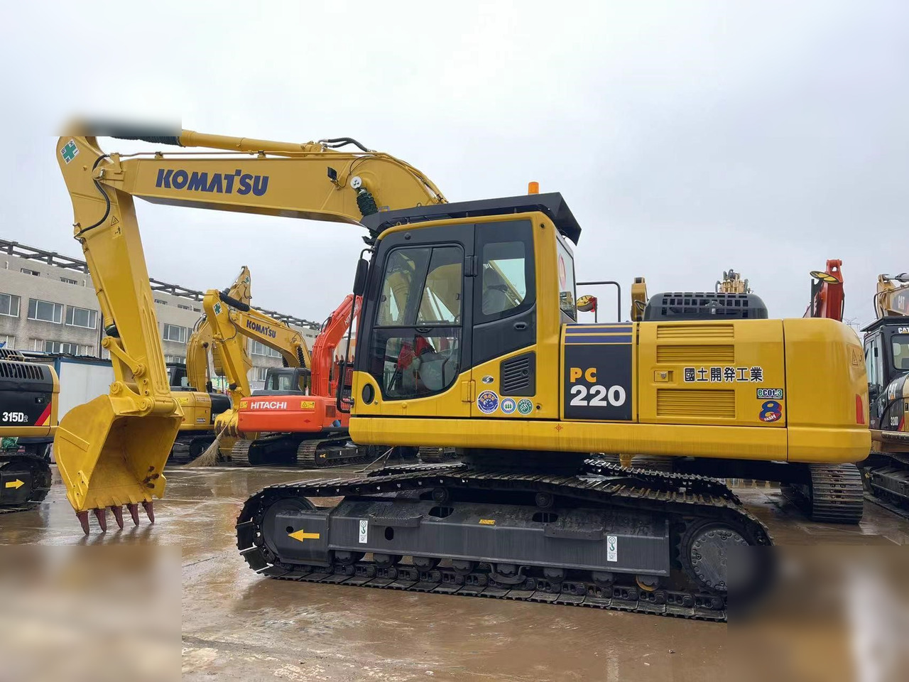 KOMATSU PC220-8 - 履带式挖掘机:图2 KOMATSU PC220-8 - 履带式挖掘机:图2