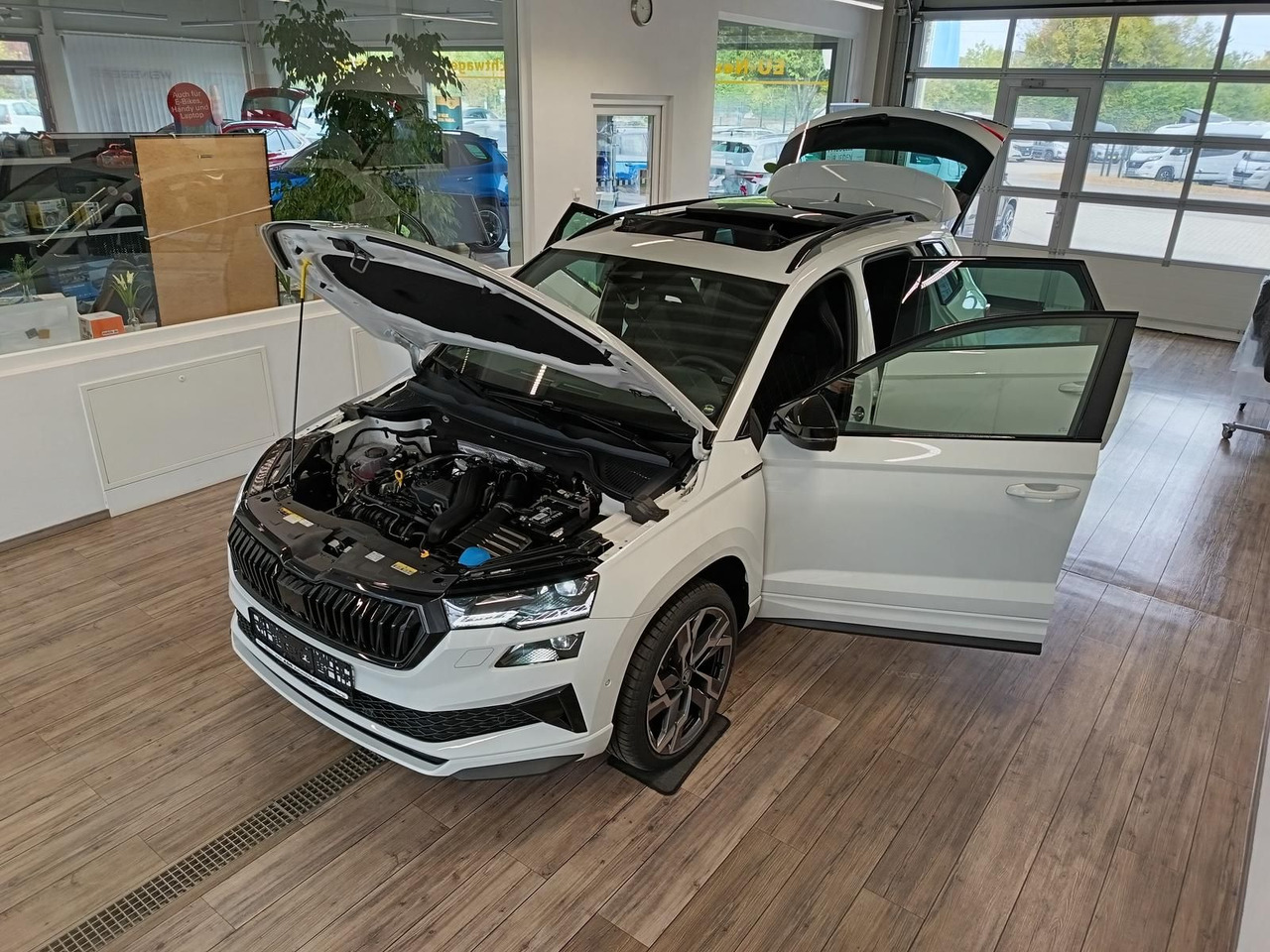 Skoda Karoq Sportline 1,5 TSI DSG*AHK*PSD*STD.HZG*NAVI - 越野车:图2 Skoda Karoq Sportline 1,5 TSI DSG*AHK*PSD*STD.HZG*NAVI - 越野车:图2
