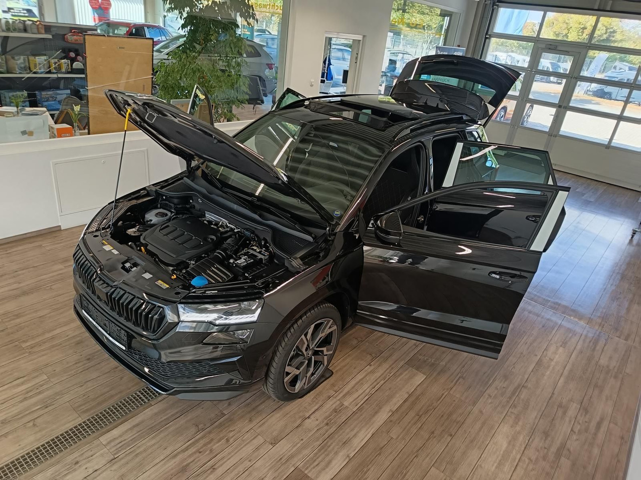 Skoda Karoq Sportline 2,0 TDI 4x4*AHK*PSD*STD.HZG*DCC* - 越野车:图2 Skoda Karoq Sportline 2,0 TDI 4x4*AHK*PSD*STD.HZG*DCC* - 越野车:图2