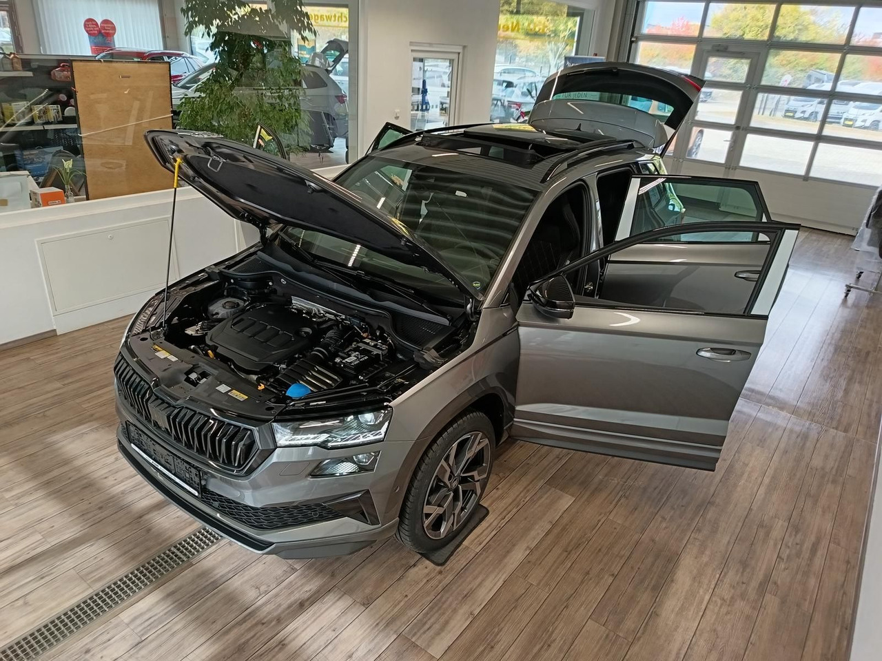 Skoda Karoq Sportline 2,0 TDI 4x4*AHK*PSD*STD.HZG*DCC* - 越野车:图2 Skoda Karoq Sportline 2,0 TDI 4x4*AHK*PSD*STD.HZG*DCC* - 越野车:图2
