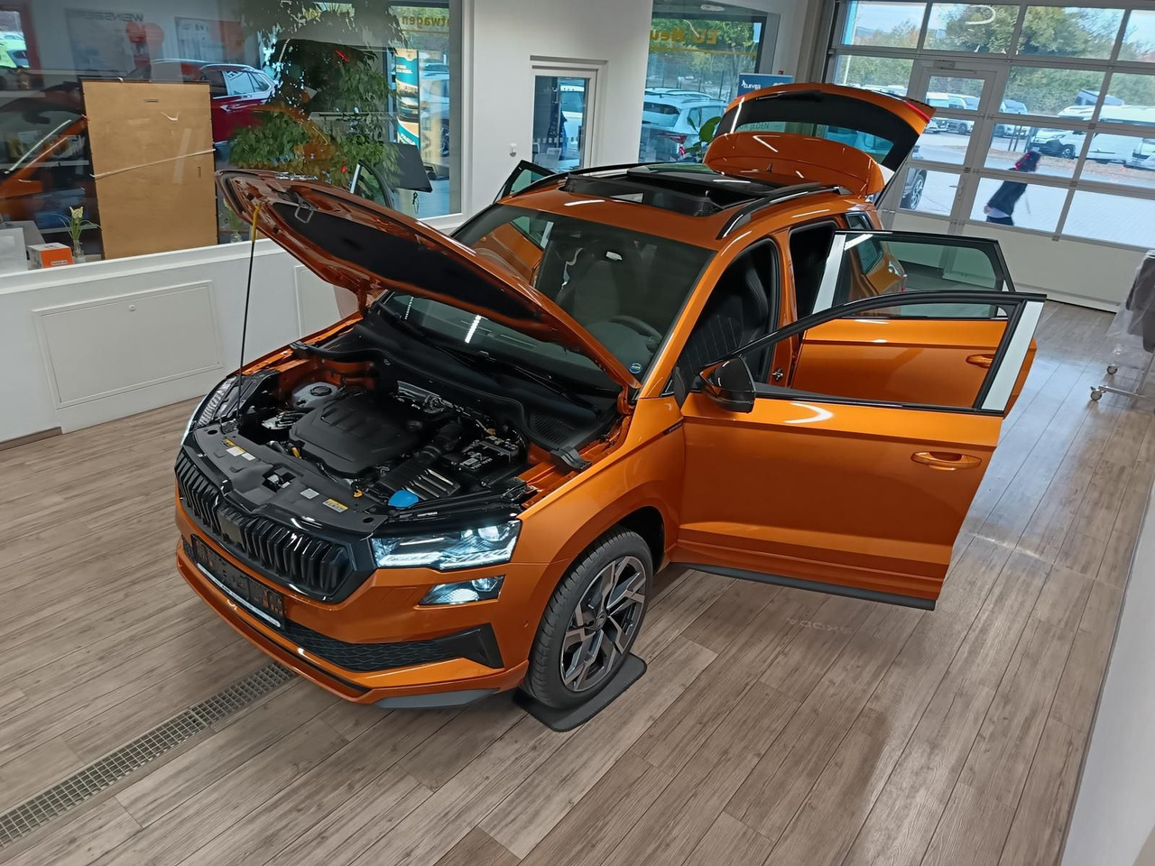 Skoda Karoq Sportline 2,0 TDI DSG 4x4*AHK*PSD*STD.HZG* - 越野车:图2 Skoda Karoq Sportline 2,0 TDI DSG 4x4*AHK*PSD*STD.HZG* - 越野车:图2