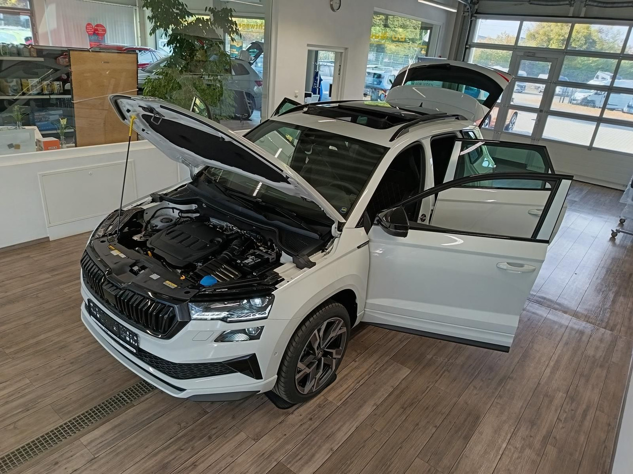 Skoda Karoq Sportline 2,0 TDI DSG 4x4*AHK*PSD*STD.HZG* - 越野车:图2 Skoda Karoq Sportline 2,0 TDI DSG 4x4*AHK*PSD*STD.HZG* - 越野车:图2