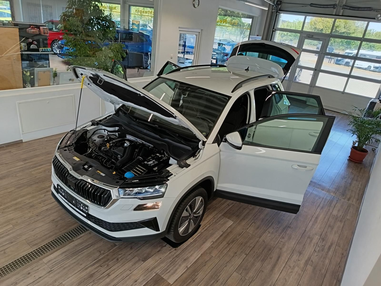 Skoda Karoq Style 1,5 TSI DSG*AHK*NAVI*LED*R-KAM*2xPDC - 越野车:图2 Skoda Karoq Style 1,5 TSI DSG*AHK*NAVI*LED*R-KAM*2xPDC - 越野车:图2
