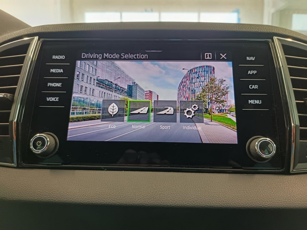 越野车 Skoda Karoq Style 1,5TSI DSG*AHK-VORBER*NAVI*LED*R-KAM:图15 越野车 Skoda Karoq Style 1,5TSI DSG*AHK-VORBER*NAVI*LED*R-KAM:图15