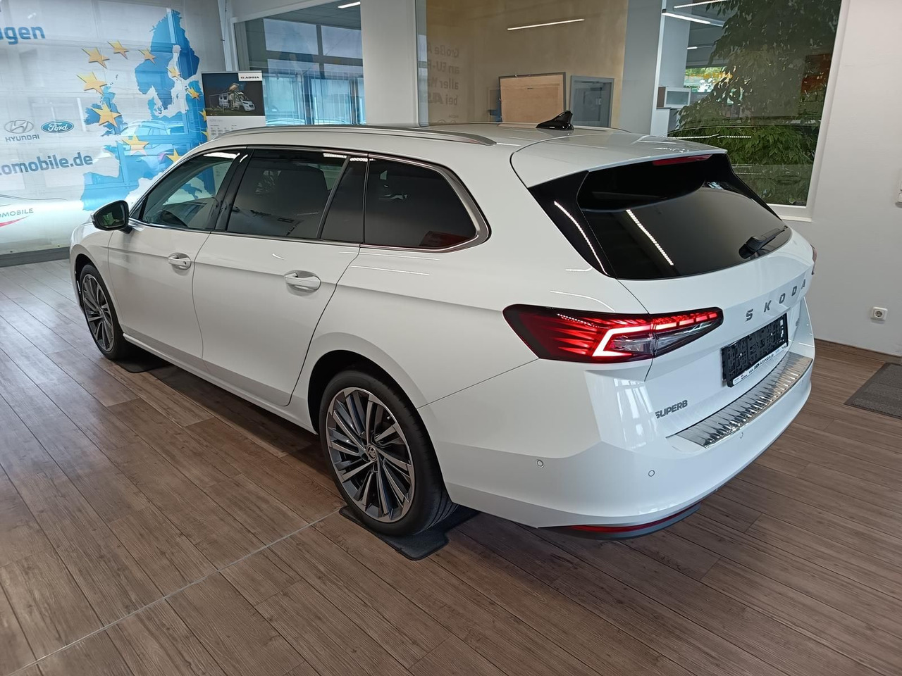 Skoda Superb Combi L&K 2,0TDI 4x4*PSD*STD.HZG*360°*HUD - 旅行车:图4 Skoda Superb Combi L&K 2,0TDI 4x4*PSD*STD.HZG*360°*HUD - 旅行车:图4