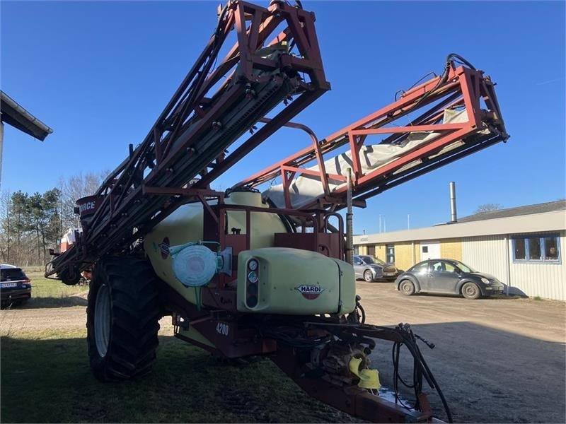 Hardi COMMANDER 4200 TWIN 28 m - 牵引式喷雾机:图1 Hardi COMMANDER 4200 TWIN 28 m - 牵引式喷雾机:图1