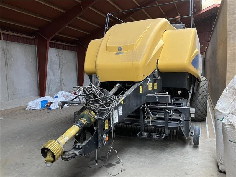 New Holland BB9090 PLUS med Parkland 325 vogn - 方形打包机:图1 New Holland BB9090 PLUS med Parkland 325 vogn - 方形打包机:图1