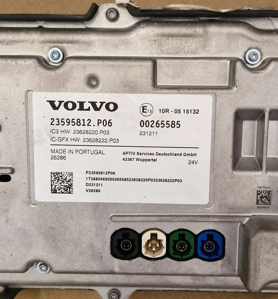 VOLVO FH5 FM5 LICZNIK ZEGARY WYŚWIETLACZ I SAVE 23595812.P06 - 驾驶室和内部:图2 VOLVO FH5 FM5 LICZNIK ZEGARY WYŚWIETLACZ I SAVE 23595812.P06 - 驾驶室和内部:图2