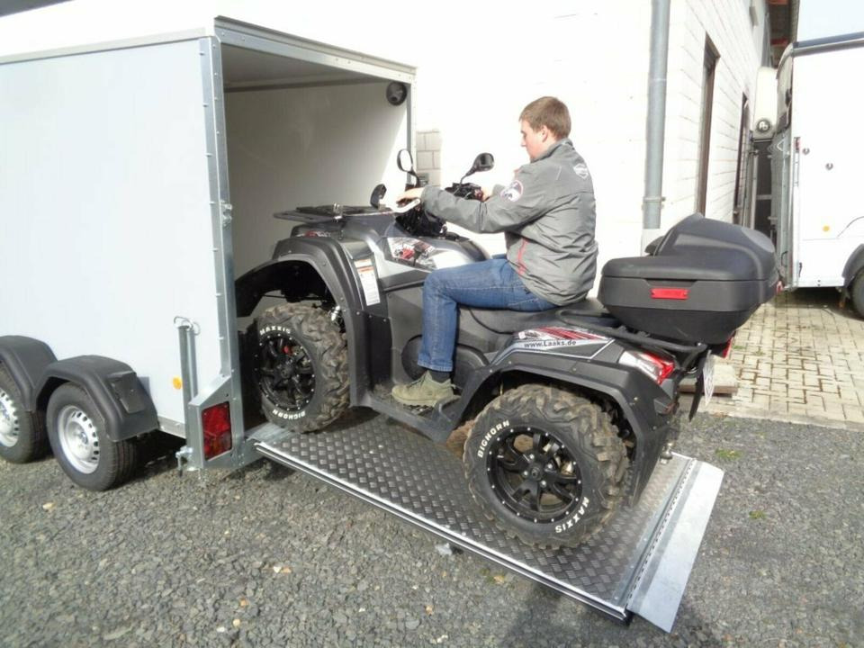 Böckmann PKW-Anhänger, KT3015/20 M-F, Auffahrrampe, 2,0 to. - 封闭厢式拖车:图1 Böckmann PKW-Anhänger, KT3015/20 M-F, Auffahrrampe, 2,0 to. - 封闭厢式拖车:图1