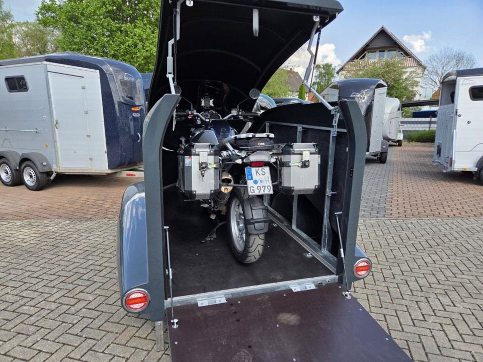 PKW Anhänger geschlossen Motorrad Mieten Leihen 1000kg 100km/h - 摩托车拖车:图1 PKW Anhänger geschlossen Motorrad Mieten Leihen 1000kg 100km/h - 摩托车拖车:图1
