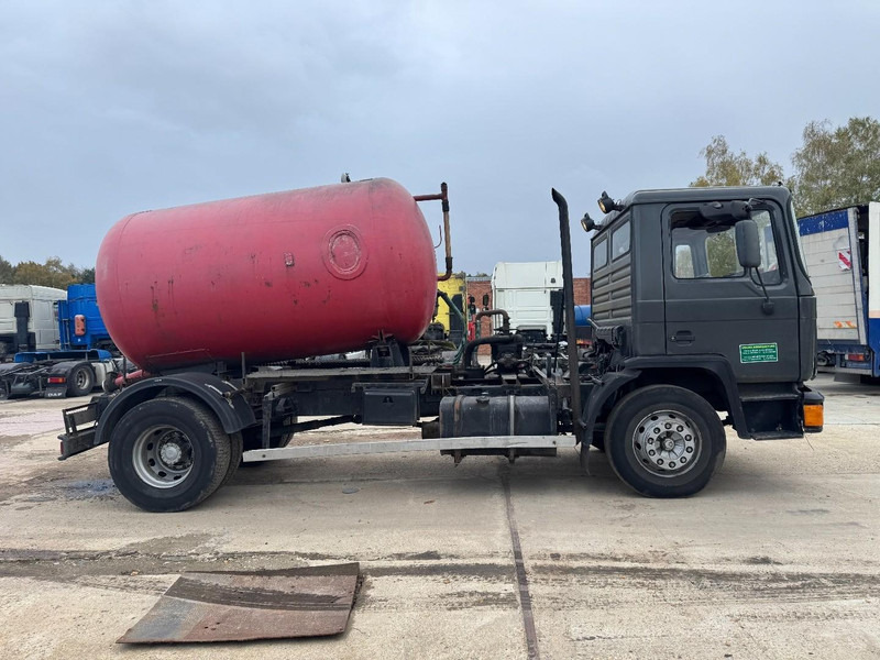MAN 18.232 (8000 L / 6 CYLINDER WITH MANUAL PUMP / STEEL SUSPENSION) - 真空车:图4 MAN 18.232 (8000 L / 6 CYLINDER WITH MANUAL PUMP / STEEL SUSPENSION) - 真空车:图4