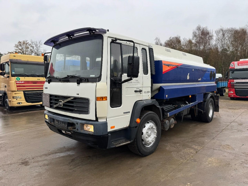 Volvo FL 6 - 220 (11000 L / 2 COMPARTMENTS / 18 TON / MANUAL GEARBOX / PERFECT) - 罐车:图1 Volvo FL 6 - 220 (11000 L / 2 COMPARTMENTS / 18 TON / MANUAL GEARBOX / PERFECT) - 罐车:图1