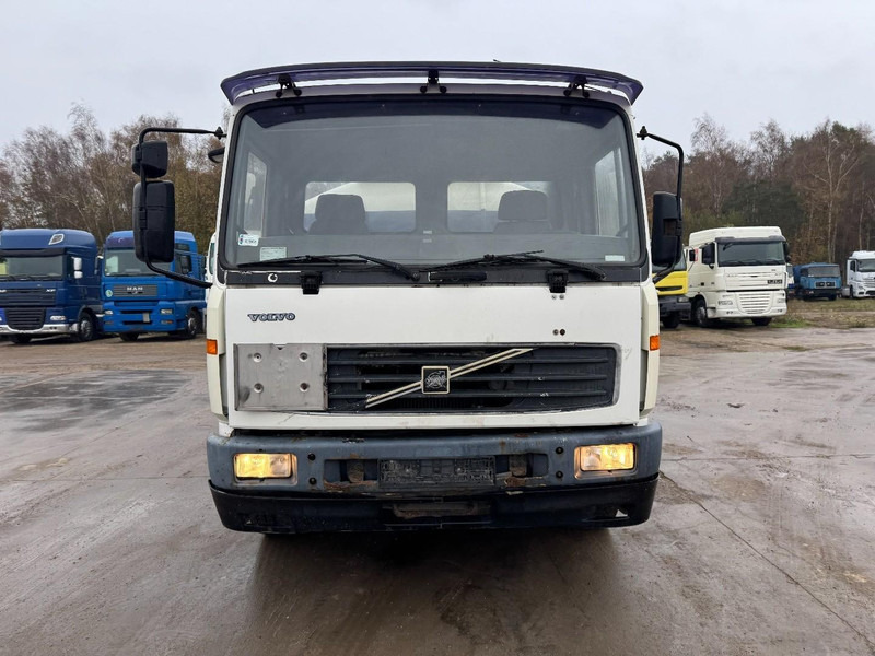 Volvo FL 6 - 220 (11000 L / 2 COMPARTMENTS / 18 TON / MANUAL GEARBOX / PERFECT) - 罐车:图2 Volvo FL 6 - 220 (11000 L / 2 COMPARTMENTS / 18 TON / MANUAL GEARBOX / PERFECT) - 罐车:图2