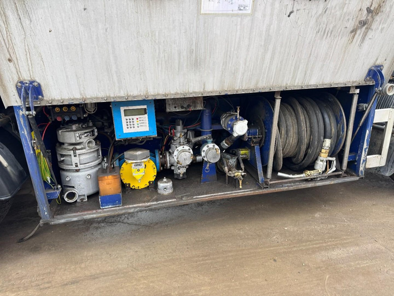 Volvo FL 6 - 220 (11000 L / 2 COMPARTMENTS / 18 TON / MANUAL GEARBOX / PERFECT) - 罐车:图5 Volvo FL 6 - 220 (11000 L / 2 COMPARTMENTS / 18 TON / MANUAL GEARBOX / PERFECT) - 罐车:图5