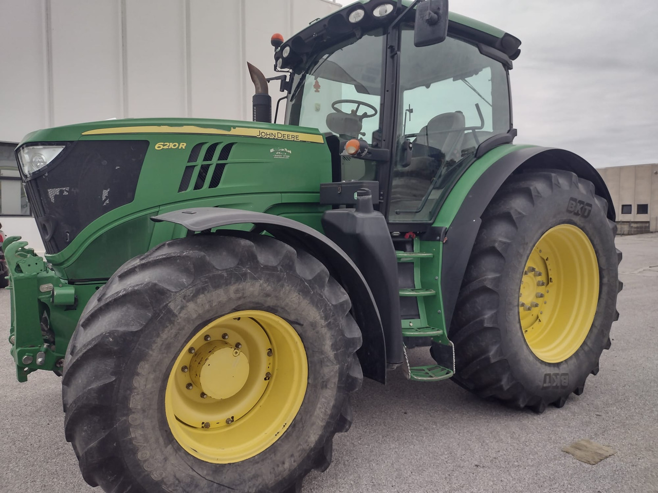 JOHN DEERE 6210 R - 拖拉机:图1 JOHN DEERE 6210 R - 拖拉机:图1