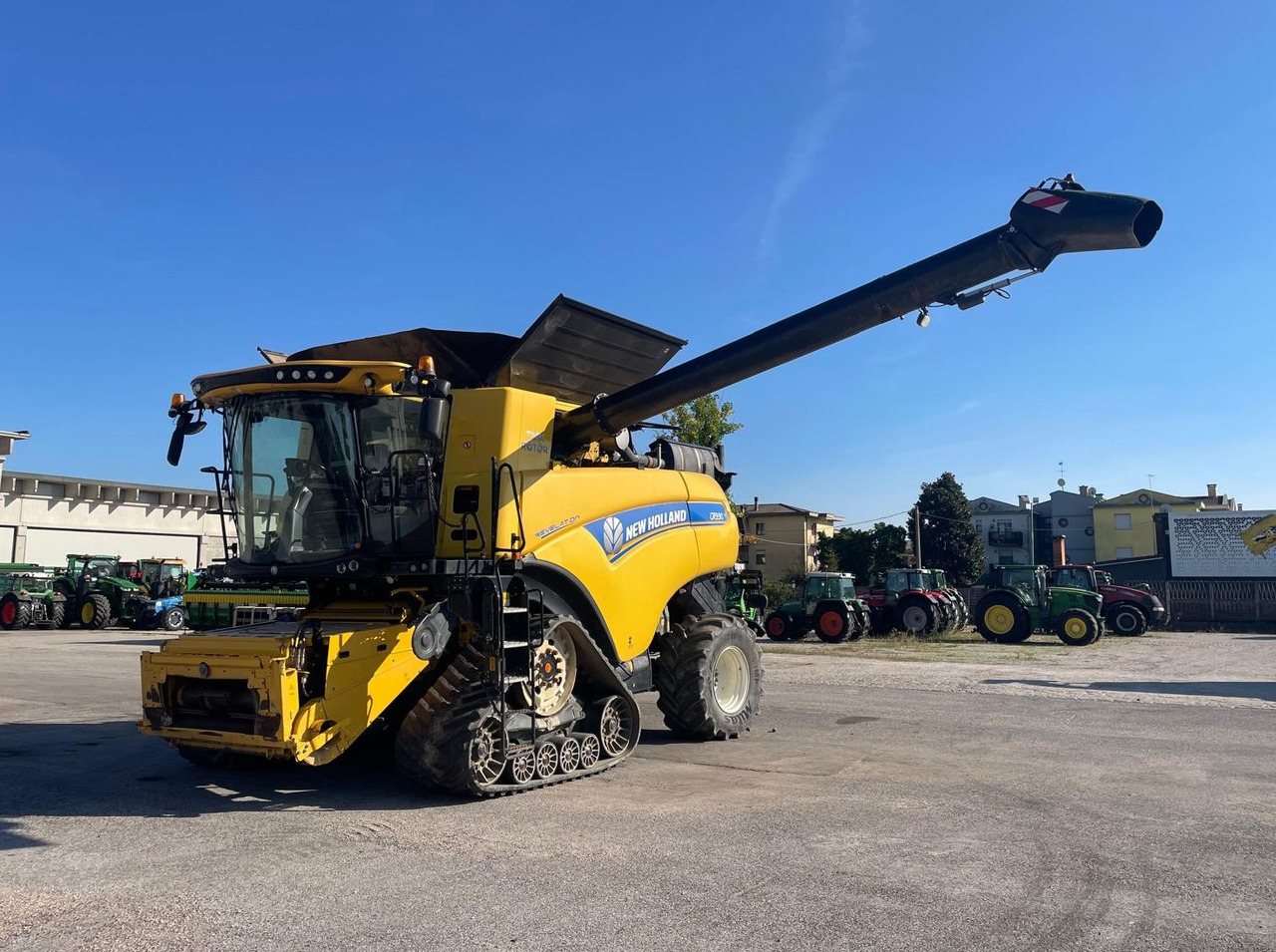 NEW HOLLAND MIETITREBBIA CR 9.90 - 联合收割机:图2 NEW HOLLAND MIETITREBBIA CR 9.90 - 联合收割机:图2