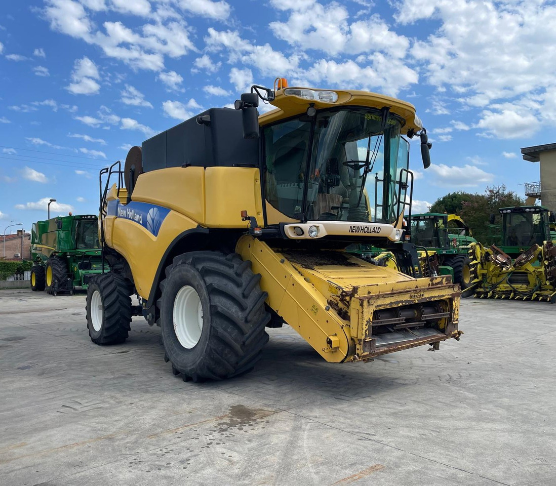 NEW HOLLAND MIETITREBBIA CX 8080 - 联合收割机:图2 NEW HOLLAND MIETITREBBIA CX 8080 - 联合收割机:图2