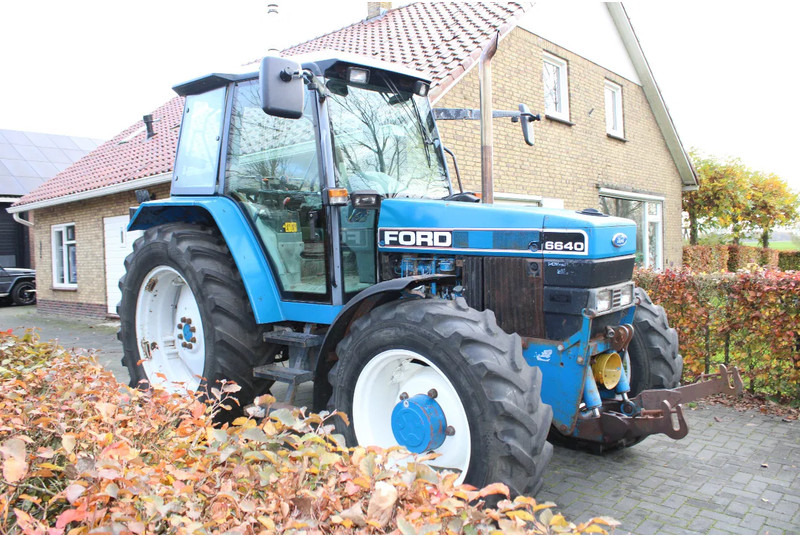 New Holland 6640 met turbo fronthef en front pto - 拖拉机:图1 New Holland 6640 met turbo fronthef en front pto - 拖拉机:图1