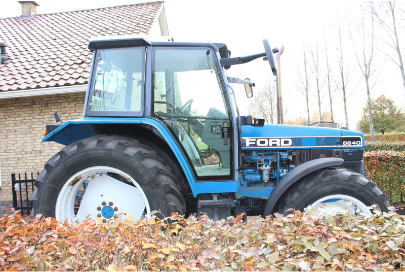 New Holland 6640 met turbo fronthef en front pto - 拖拉机:图2 New Holland 6640 met turbo fronthef en front pto - 拖拉机:图2