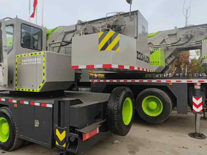 Second Hand ZOOMLION 25 Ton ZTC250V531 30 Ton ZTC300V532 70 Ton ZTC700H6 Hydraulmic Mobile Truck Crane on Sale - 移动式起重机:图4 Second Hand ZOOMLION 25 Ton ZTC250V531 30 Ton ZTC300V532 70 Ton ZTC700H6 Hydraulmic Mobile Truck Crane on Sale - 移动式起重机:图4