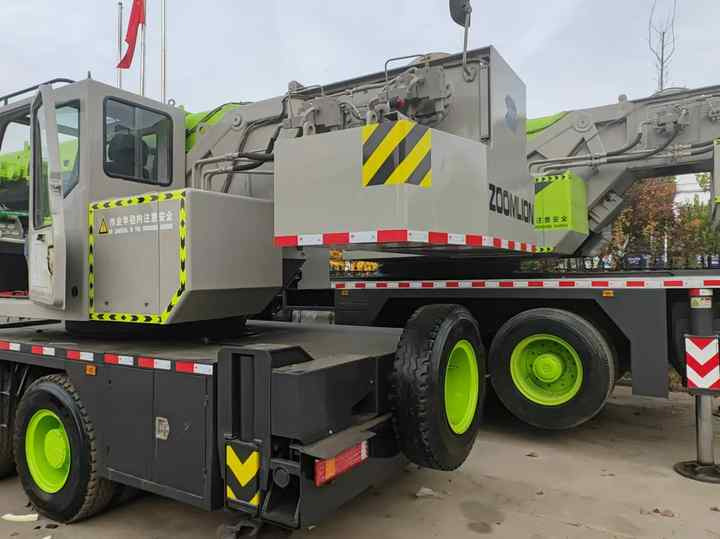 Second Hand ZOOMLION 25 Ton ZTC250V531 30 Ton ZTC300V532 70 Ton ZTC700H6 Hydraulmic Mobile Truck Crane on Sale - 移动式起重机:图5 Second Hand ZOOMLION 25 Ton ZTC250V531 30 Ton ZTC300V532 70 Ton ZTC700H6 Hydraulmic Mobile Truck Crane on Sale - 移动式起重机:图5