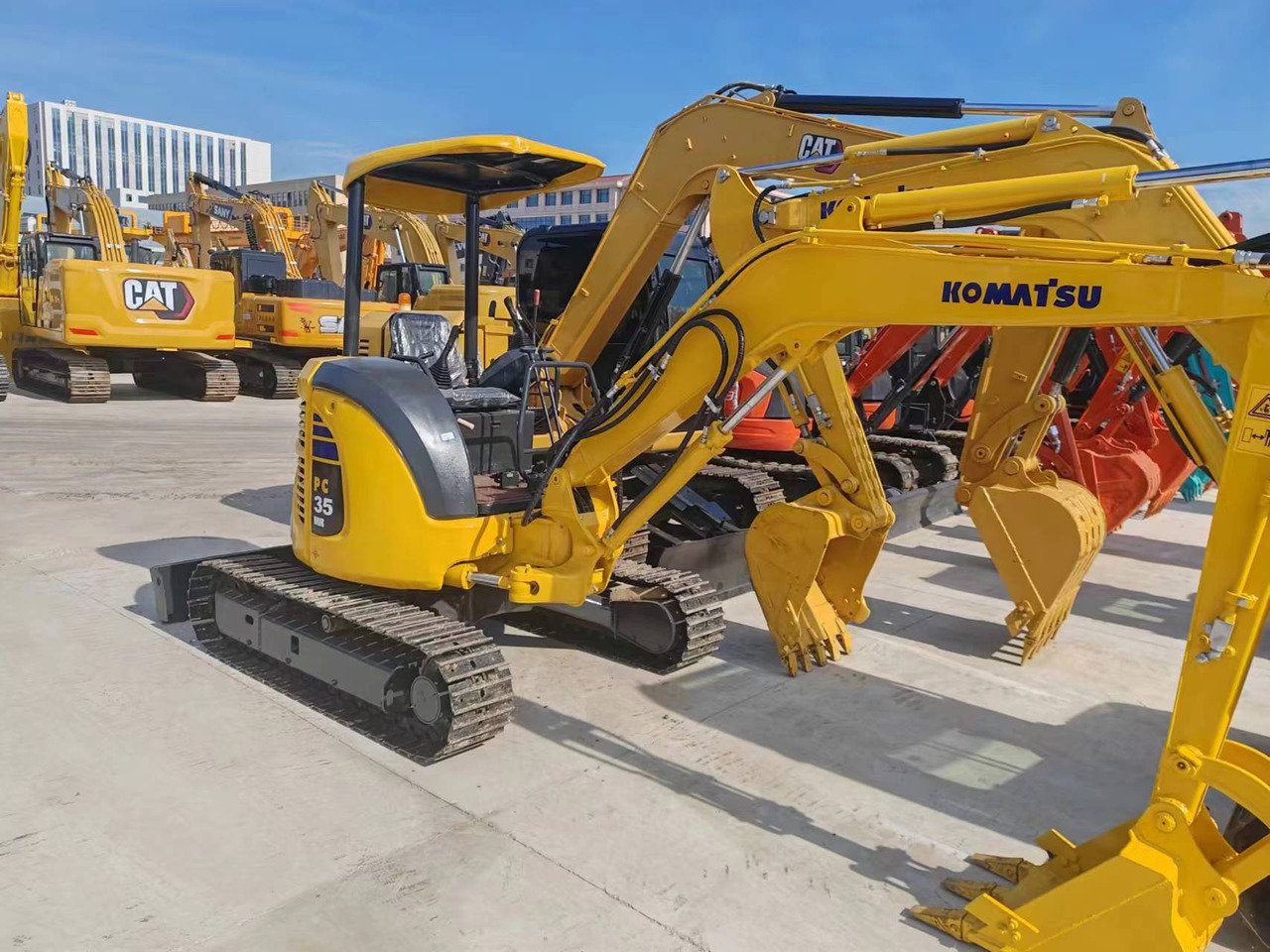 Komatsu PC35 - 小型挖掘机:图2 Komatsu PC35 - 小型挖掘机:图2