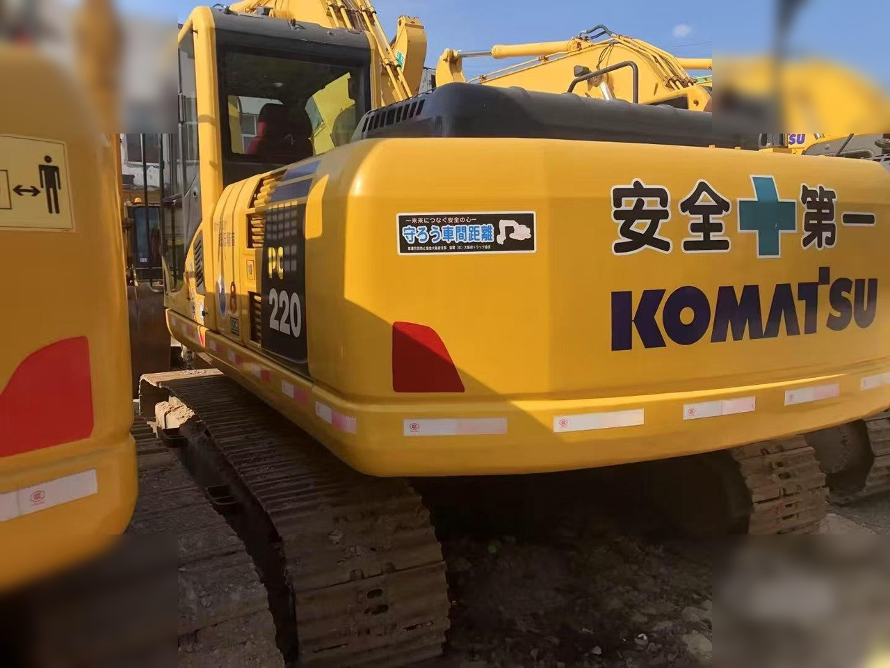 KOMATSU PC220-8 - 履带式挖掘机:图1 KOMATSU PC220-8 - 履带式挖掘机:图1