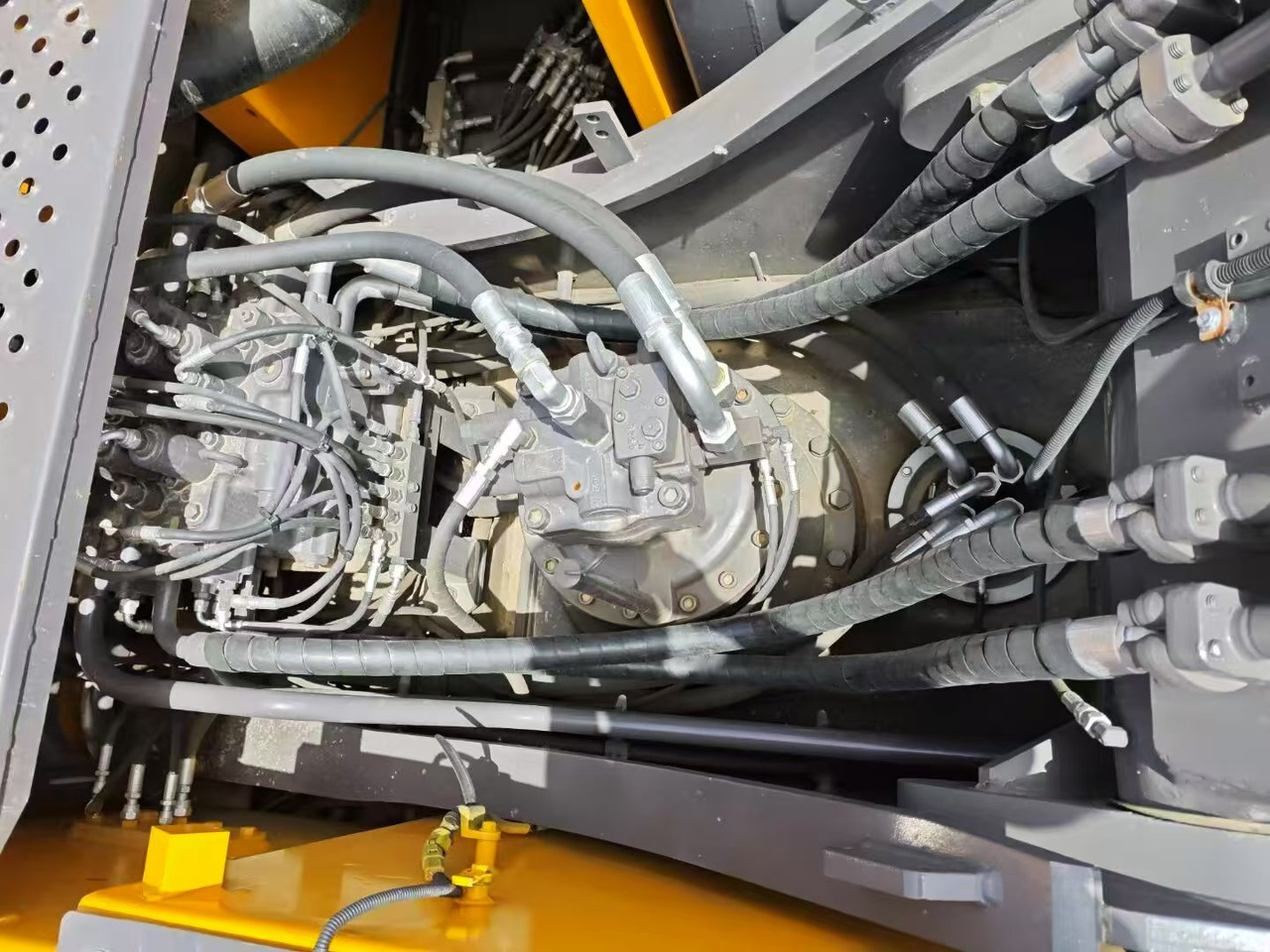 Volvo EC2500L - 履带式挖掘机:图2 Volvo EC2500L - 履带式挖掘机:图2