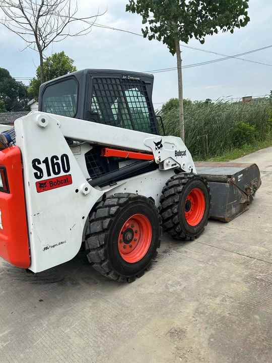 USED BOBCAT S160 Skid-steer Loader Bobcat S160 Carry Sweeper with Very Good Performance Is for Sale at a Low Price. - 滑移装载机:图4 USED BOBCAT S160 Skid-steer Loader Bobcat S160 Carry Sweeper with Very Good Performance Is for Sale at a Low Price. - 滑移装载机:图4