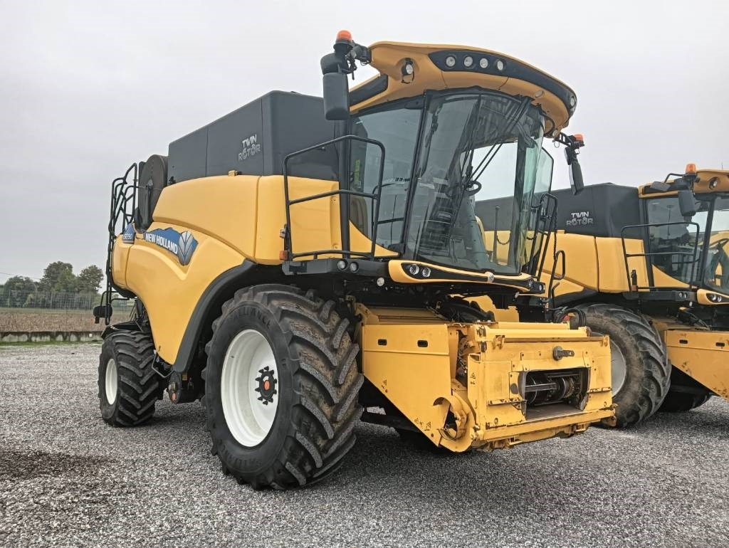 New Holland CR 7.90 - 联合收割机:图1 New Holland CR 7.90 - 联合收割机:图1