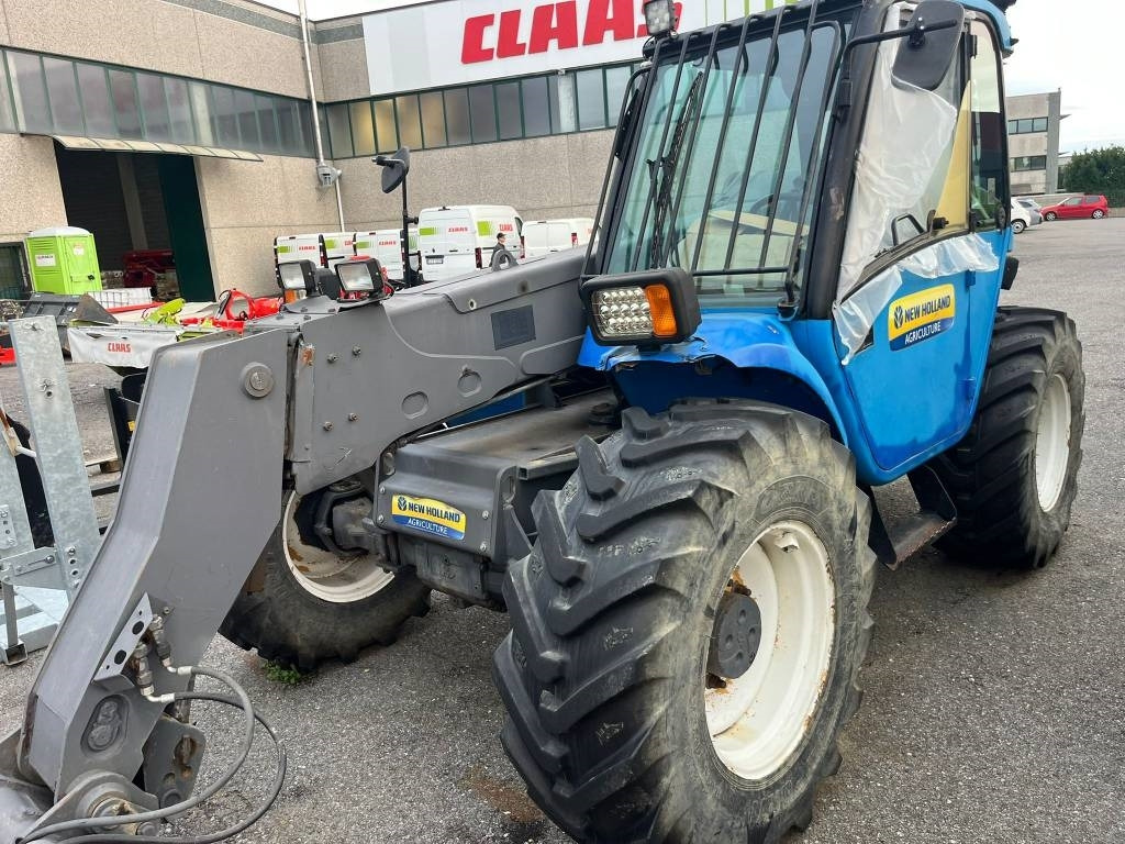 New Holland LM 430 - 伸缩臂叉装车:图4 New Holland LM 430 - 伸缩臂叉装车:图4