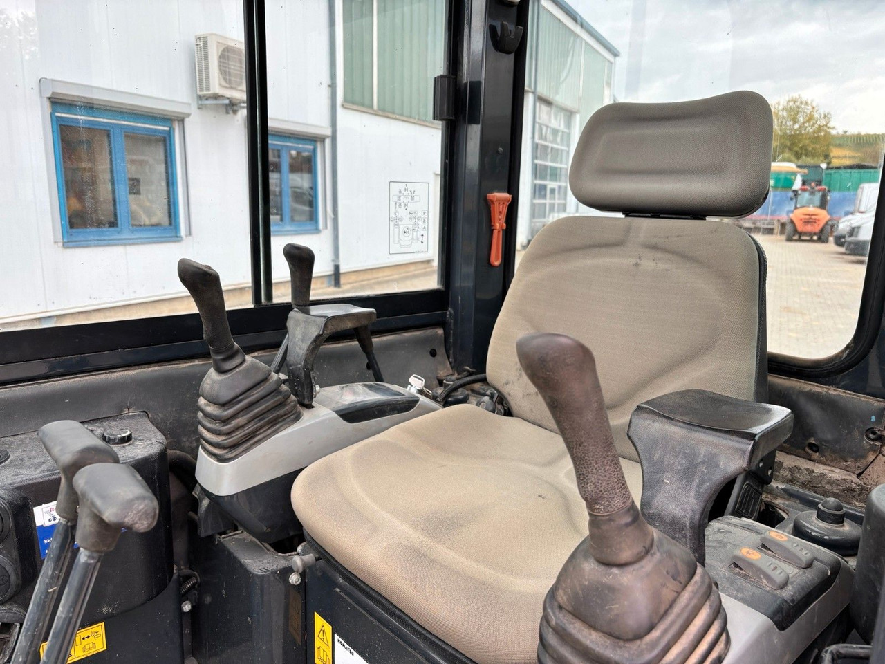 Komatsu PC26MR-3 - 小型挖掘机:图4 Komatsu PC26MR-3 - 小型挖掘机:图4