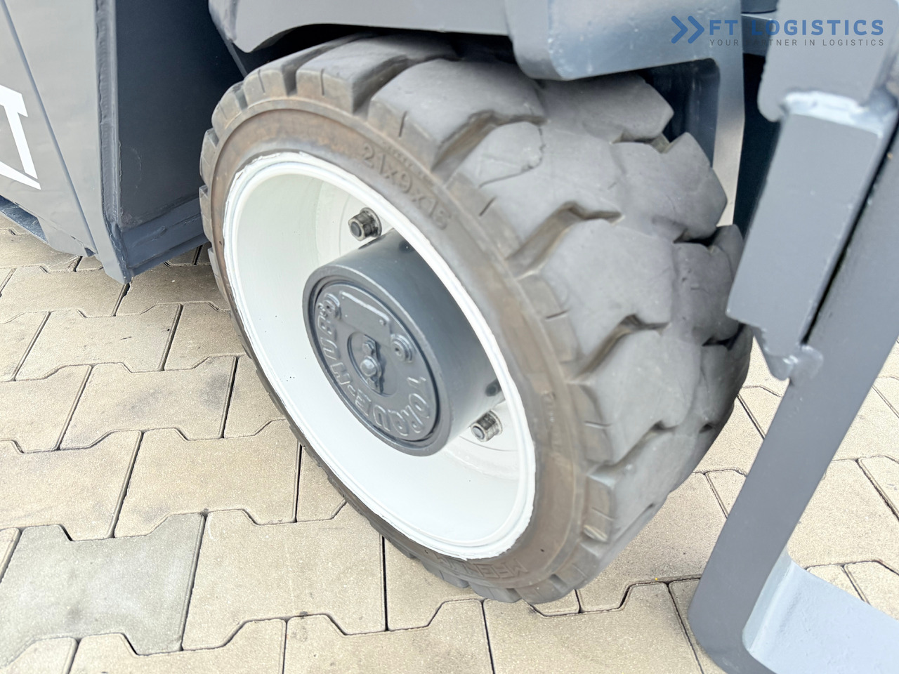 COMBILIFT Combilift CBE4000 / TRIPLEX 5200MM / ELECTRIC / FREE LIFT / FORK POSITIONER / SIDESHIFT / LIKE NEW - 四向前移式叉车:图5 COMBILIFT Combilift CBE4000 / TRIPLEX 5200MM / ELECTRIC / FREE LIFT / FORK POSITIONER / SIDESHIFT / LIKE NEW - 四向前移式叉车:图5